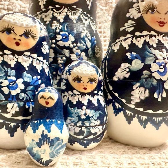 Matryoshka  Russian Nesting Wooden Doll 5 Piece🤚🏽Painted🔵⚪️Signed 6.5 in - Picture 6 of 15